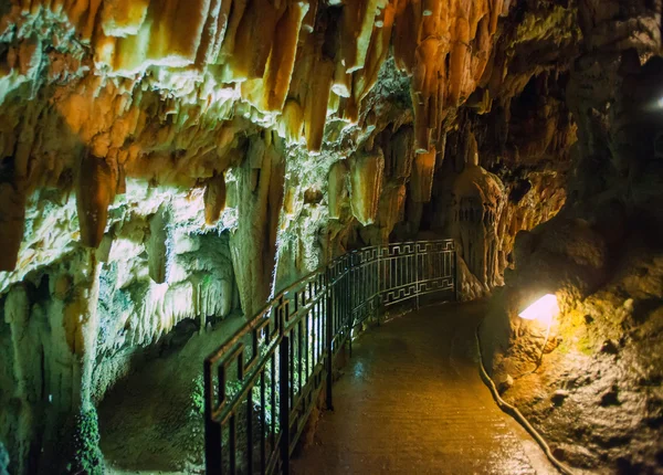 Drogarati calcário caverna formações na ilha de Kefalonia, Grécia — Fotografia de Stock