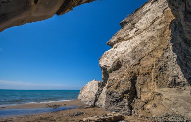 Sandy beach mağara görünümünden kayalar denize Kalamaki Zakynthos Yunanistan ile