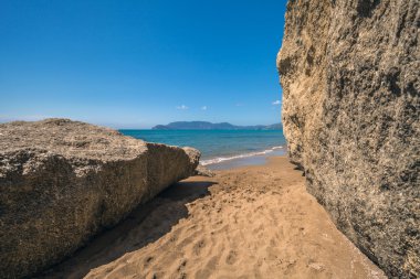 Sandy beach ile anıtsal Kalamaki Zakynthos Yunanistan kayalar