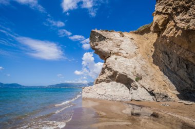 Sandy beach ile anıtsal Kalamaki Zakynthos Yunanistan kayalar