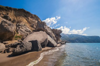 Sandy beach ile anıtsal Kalamaki Zakynthos Yunanistan kayalar