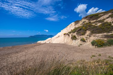 Sandy beach kayalıklardan yaz Kalamaki Zakynthos Yunanistan ile