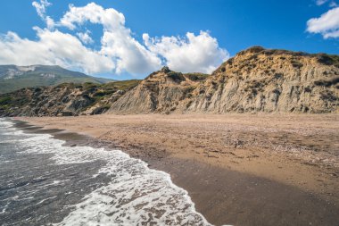 Sandy beach kayalıklardan sıcak yaz günü Kalamaki Zakynthos Yunanistan ile