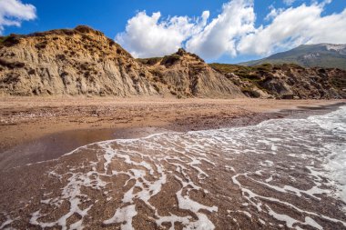 Sandy beach kayalıklardan sıcak yaz günü Kalamaki Zakynthos Yunanistan ile
