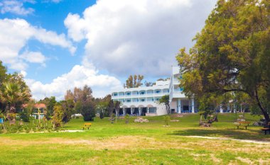 Modern otel binası ve Bahçe, sıcak yaz günü