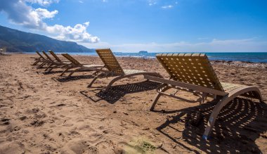 Yaz sezon önce kum plajındaki boş şezlong