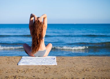 Yaz tatili sırasında sahilde güzel kadınla arkadan görünüm