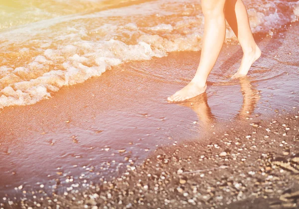 Γυναίκα το περπάτημα σε αμμώδης παραλία στον ήλιο του καλοκαιριού, απολαμβάνοντας τις διακοπές — Φωτογραφία Αρχείου