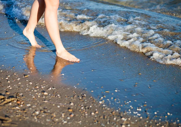 Γυναίκα το περπάτημα σε αμμώδης παραλία στον ήλιο του καλοκαιριού, απολαμβάνοντας τις διακοπές — Φωτογραφία Αρχείου