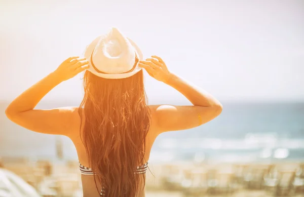 Donna sulla spiaggia guardando il mare durante le vacanze estive — Foto Stock