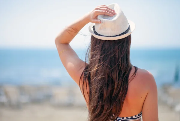 Mulher na praia olhando para o mar durante as férias de verão — Fotografia de Stock