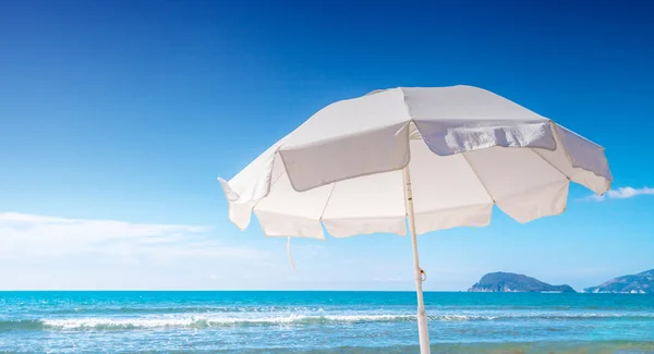 Guarda-chuva na praia tropical dia quente de verão — Fotografia de Stock