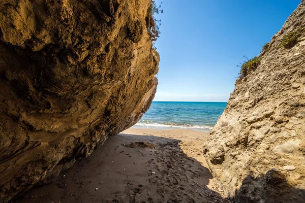 Homokos strand sziklák kilátással a barlang a tenger Kalamaki Zakynthos, Görögország — Stock Fotó