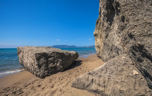 Sandstrand mit monumentalen Felsen kalamaki zakynthos griechenland — Stockfoto