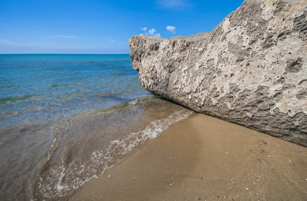 Playa de arena con rocas monumentales Kalamaki Zakynthos Grecia — Foto de Stock