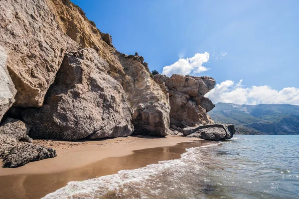 Sandy beach ile anıtsal Kalamaki Zakynthos Yunanistan kayalar — Stok fotoğraf