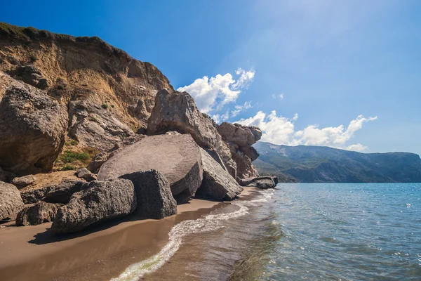 沙滩与巨大岩石酒店扎金索斯希腊 — 图库照片