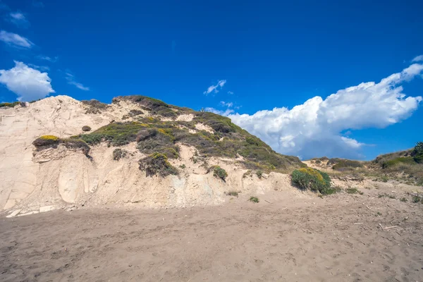 Praia de areia com falésias no verão Kalamaki Zakynthos Grécia — Fotografia de Stock