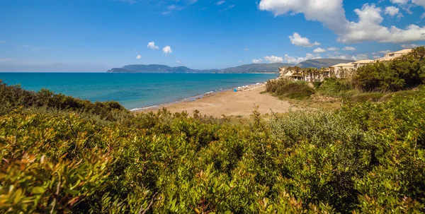 Piaszczysta plaża w gorący letni dzień Grecja Kalamaki Zakynthos — Zdjęcie stockowe