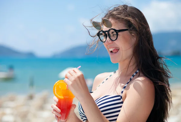 Mujer con cóctel en la playa durante las vacaciones tropicales —  Fotos de Stock