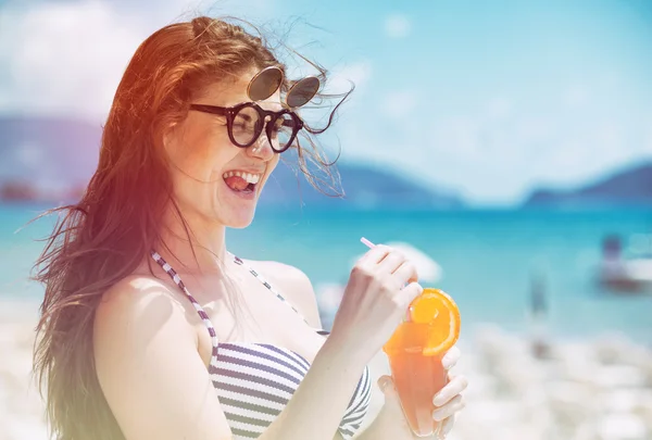 Mujer con cóctel en la playa durante las vacaciones tropicales —  Fotos de Stock