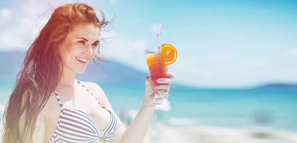 Mujer con cóctel en la playa durante las vacaciones tropicales —  Fotos de Stock