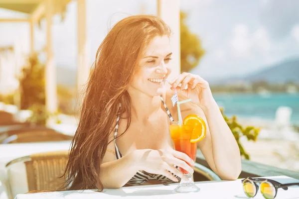 Mujer con cóctel en el bar de la playa durante las vacaciones tropicales —  Fotos de Stock