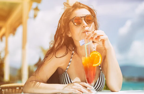 Mujer con cóctel en el bar de la playa durante las vacaciones tropicales —  Fotos de Stock