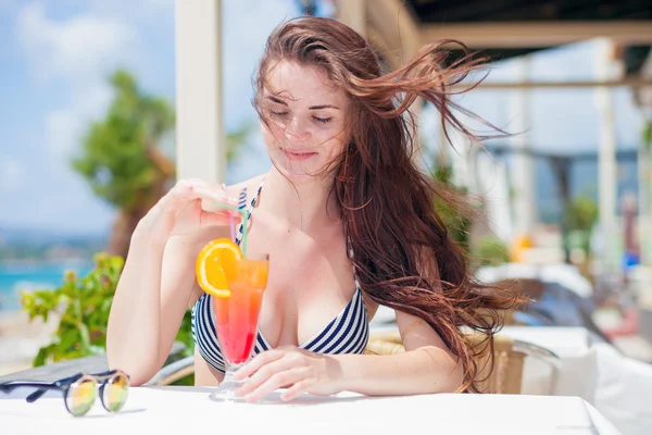 Mujer con cóctel en el bar de la playa durante las vacaciones tropicales —  Fotos de Stock