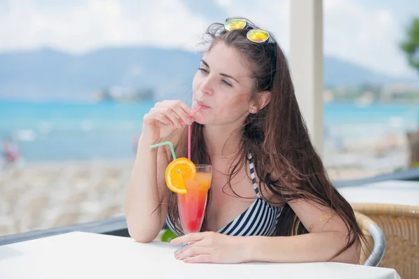 在期间热带度假海滩酒吧鸡尾酒的女人 — 图库照片