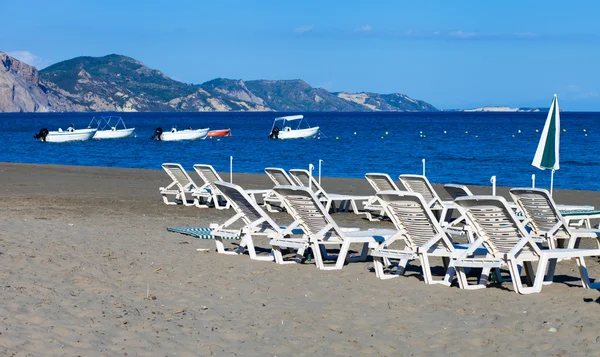 Chaises longues vides sur la plage de sable fin avant la saison estivale — Photo