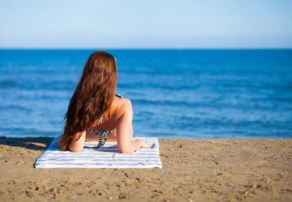 Yaz tatili sırasında sahilde güzel kadınla arkadan görünüm