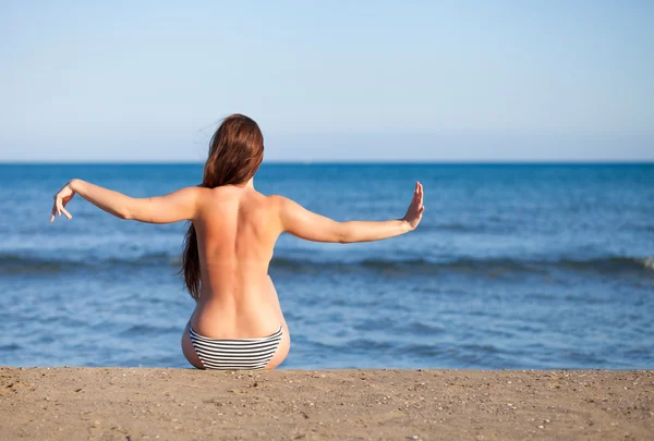 Mujer en la playa durante las vacaciones de verano disfrutando del sol caliente —  Fotos de Stock