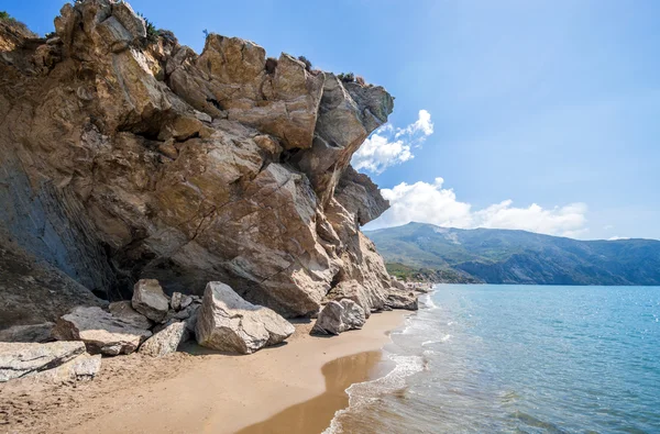 Praia bonita com pedras monumentais Kalamaki Zakynthos Grécia — Fotografia de Stock