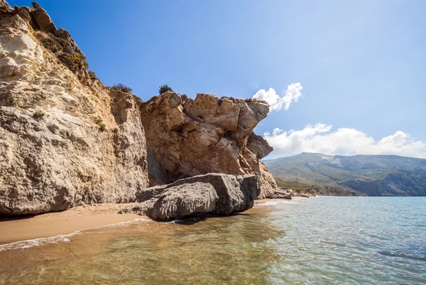 Schöner strand mit monumentalen felsen kalamaki zakynthos griechenland — Stockfoto
