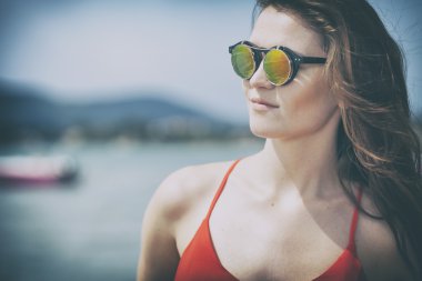 Genç turist etrafında yaz seyahat sırasında gezi