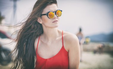 Genç turist etrafında yaz seyahat sırasında gezi