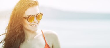 Sahilde sıcak yaz güneş ışığı genç kadın