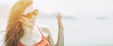 Sahilde sıcak yaz güneş ışığı genç kadın