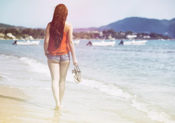 Mulher caminhando na praia de areia Laganas Zakynthos Grécia — Fotografia de Stock