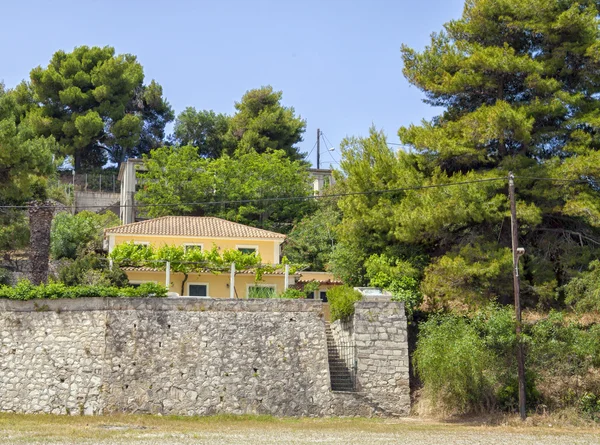 Traditionele mediterrane stijl strandhuis in zomerdag — Stockfoto