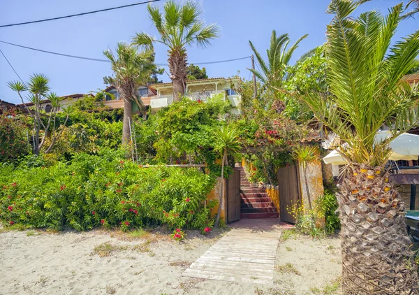 Traditionele mediterrane stijl strandhuis in zomerdag — Stockfoto