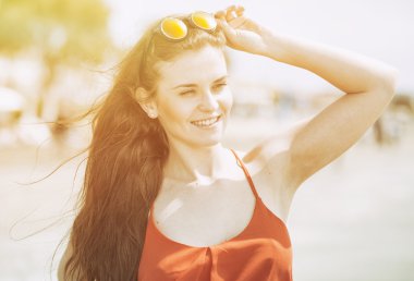 Sahilde sıcak yaz güneş ışığı genç kadın