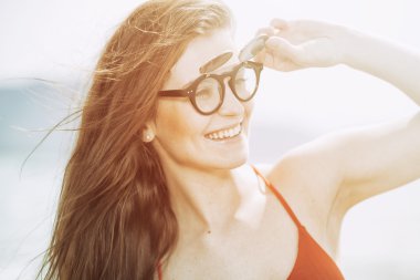 Sahilde sıcak yaz güneş ışığı genç kadın