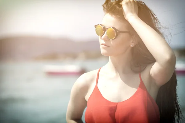 Young woman on the beach in hot summer sun light — Stock Photo, Image