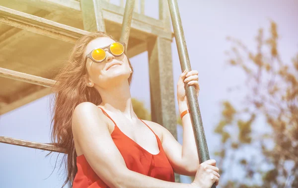 Jonge vrouw aan het strand in de hete zomer zonlicht — Stockfoto