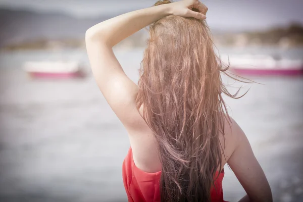 Jeune femme sur la plage dans la lumière chaude du soleil d'été — Photo