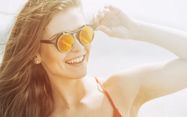 Young woman on the beach in hot summer sun light — Stock Photo, Image