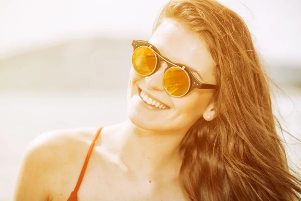 Young woman on the beach in hot summer sun light — Stock Photo, Image