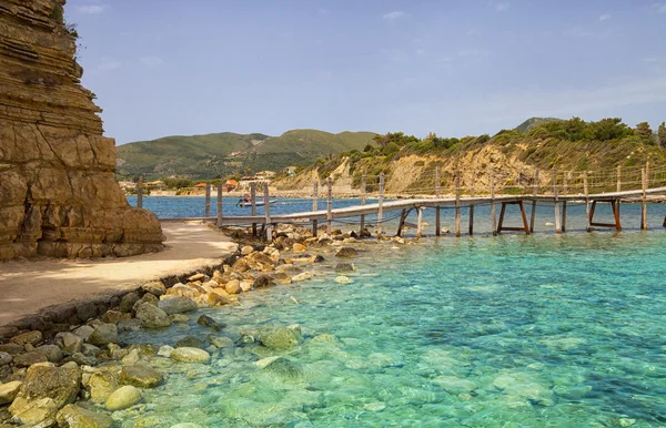 Puente colgante de madera sobre el mar Cameo Island Zakynthos Grecia — Foto de Stock